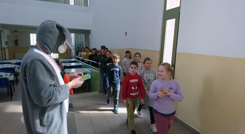 Húsvéti programokra invitálta a kunszentmártoni iskolásokat a „nyúl”