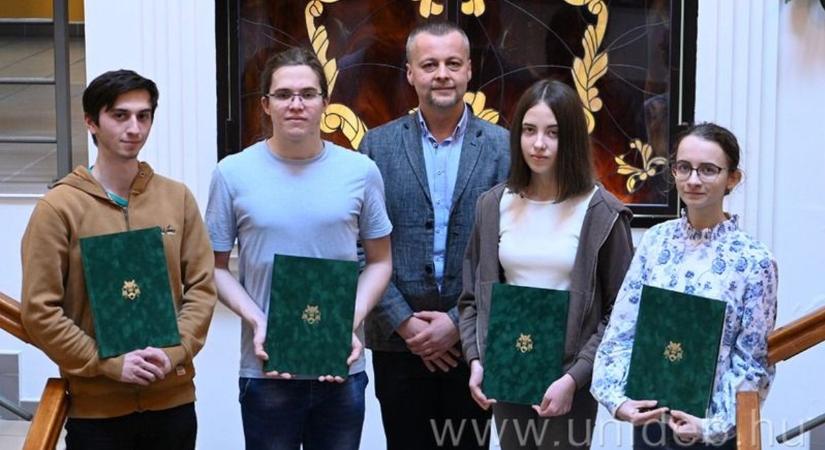 Egyedülálló feladatokkal birkóztak meg a középiskolások a Debreceni Egyetem versenyén