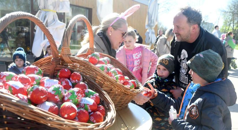 Húsvéti tojáskeresésre hívták a családokat a szolnoki Ormos parkban – galériával és videóval
