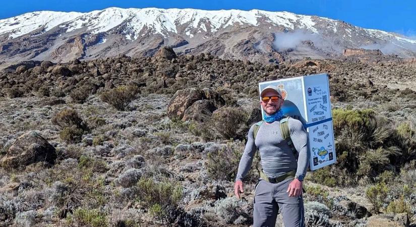 Michael Copeland a hátára szíjazott körülbelül 30 kg-os hűtőszekrénnyel mászta meg az 5 895 méter magas tanzániai csúcsot