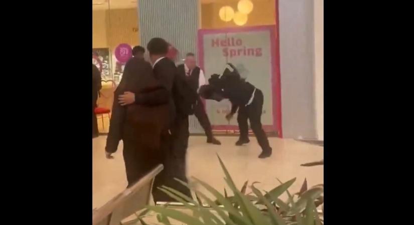 Többszáz gyerek verekedett össze a biztonsági őrökkel egy angliai bevásárlóközpontban - videó