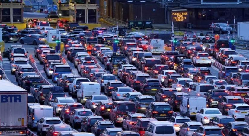 Többmillióan indultak útnak Angliában, teljes a káosz a közlekedésben