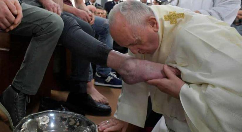 Ferenc pápa nők lábát mosta meg egy börtönben