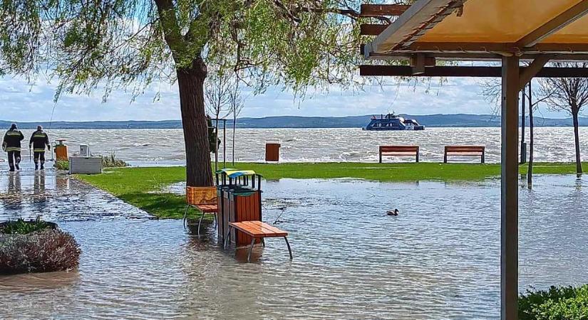 Látványos jelenség a Balatonnál: Megbillent a tó vize, az erős szél áttolta a vizet az északi partra és Fürednél elöntötte a tó a parti éttermeket