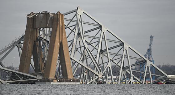 Az USA legnagyobb daruja segédkezik a baltimore-i hídomlás roncsainak eltávolításában