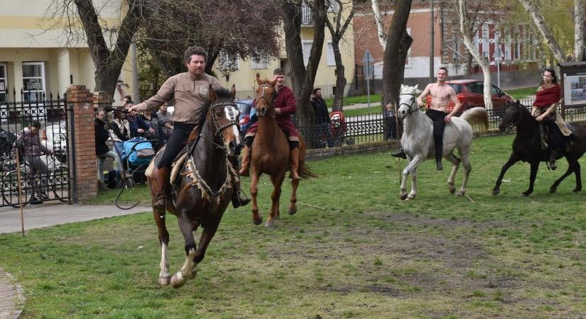Látványos harci bemutatót tartottak a lovasok Karcagon – galériával