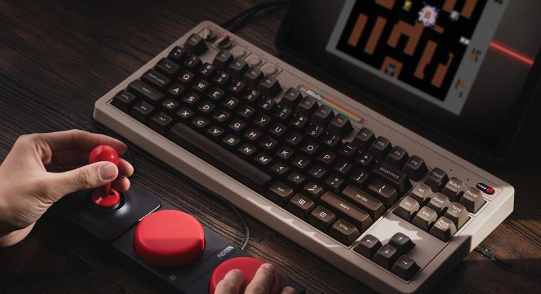 A Commodore 64-es időket idézi meg a billentyűzet, és azonnal elkap a nosztalgia