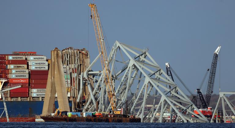 Óriásdaru érkezett a baltimore-i híd roncsaihoz