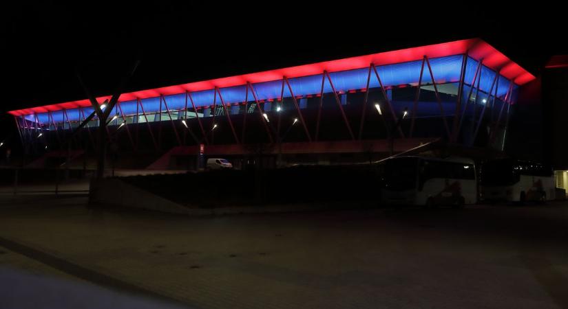Piros-kék fénybe öltözött a Sóstói Stadion