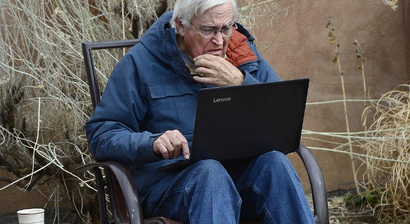 Ettől félnek az idős internethasználók – aljas módon verik őket át