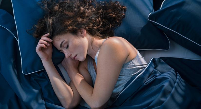 Tényleg káros, ha a bal oldalunkon alszunk? Ezek a legegészségtelenebb testhelyzetek