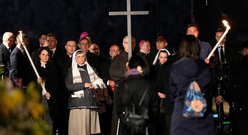 Húsvét – Szerzetesek, fogyatékkal élők és bevándorlók vitték a keresztet a Colosseumnál
