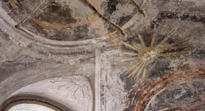 Különleges mennyezeti festményeket rejtettek a veszprémi várnegyed kanonoki épületei
