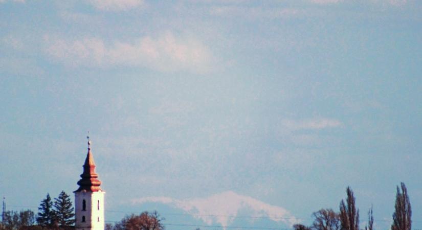 Ritkán látható csoda: a Bihari-hegység havas csúcsait is lehetett látni Berettyóújfalu mellől