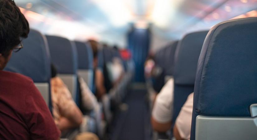 A légitársaság vezetőjével találkozna a nő, akit nem akartak melltartó nélkül felengedni a gépre