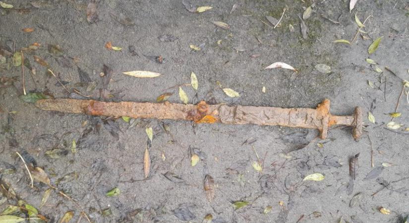 Ezeregyszáz éves viking kardot talált egy mágneshorgász