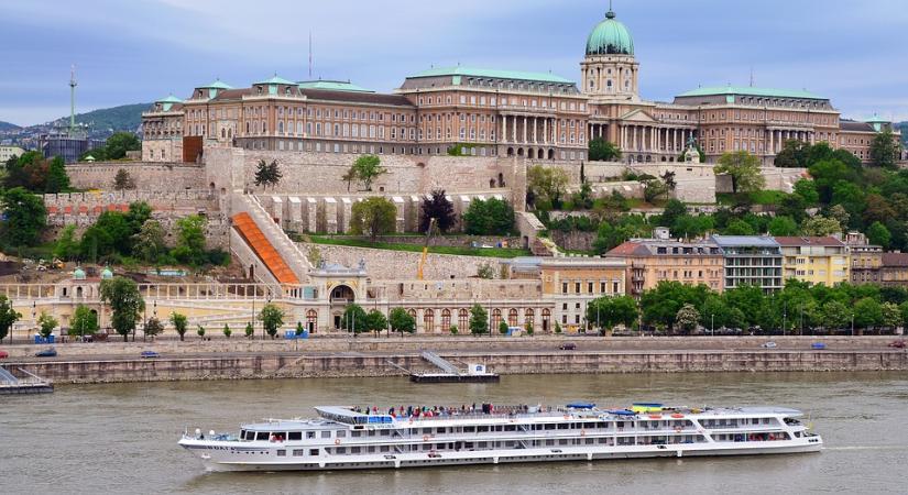 Rémület a budapesti hajón – falnak ütközött 142 turistával