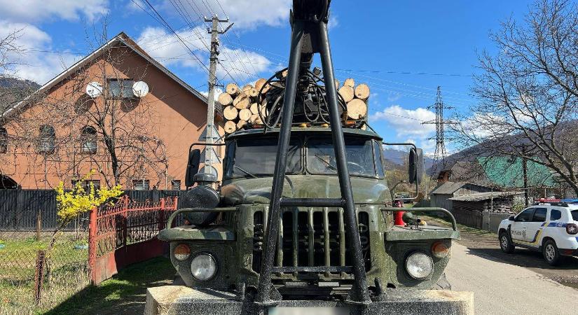 Illegálisan kivágott fát szállító teherautót állítottak meg a Técsői járásban