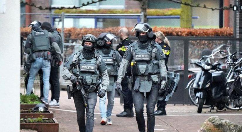 Véget ért holland túszdráma, a rendőrök bilincsben vitték el az álarcos férfit  videó