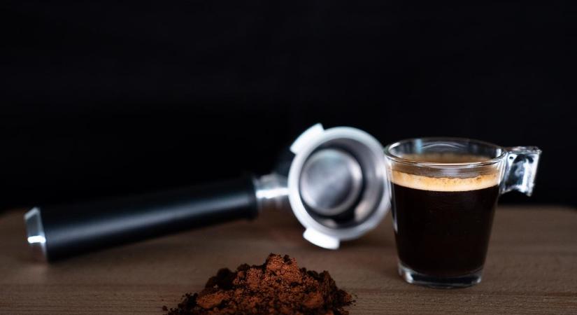 Így jelzi a szervezet, ha sok kávét ittál: a koffeinmérgezés veszélyes