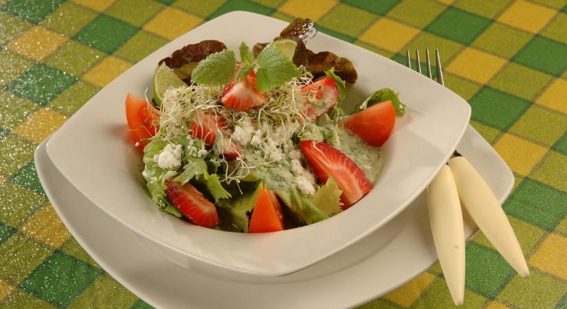 Ricottás saláta uborkaöntettel recept