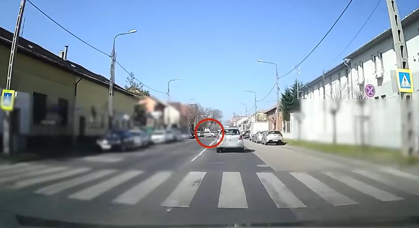 Elképesztő baleset: záróvonalon próbált megfordulni egy Honda sofőrje - videó