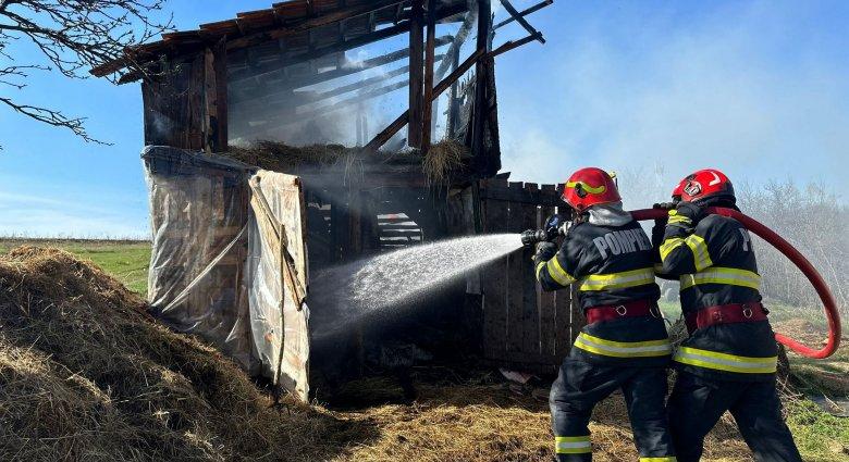 Istálló- és tarlótüzekhez riasztották a Maros megyei tűzoltókat