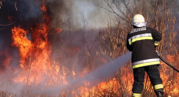 Hatalmas területen égett a tűz Hajdú-Biharban, lépett a katasztrófavédelem