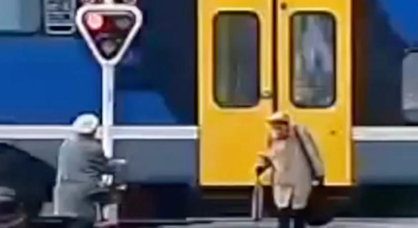 Egy bottal közlekedő idős nő lépett a vonat elé Monoron, centiken múlt a tragédia