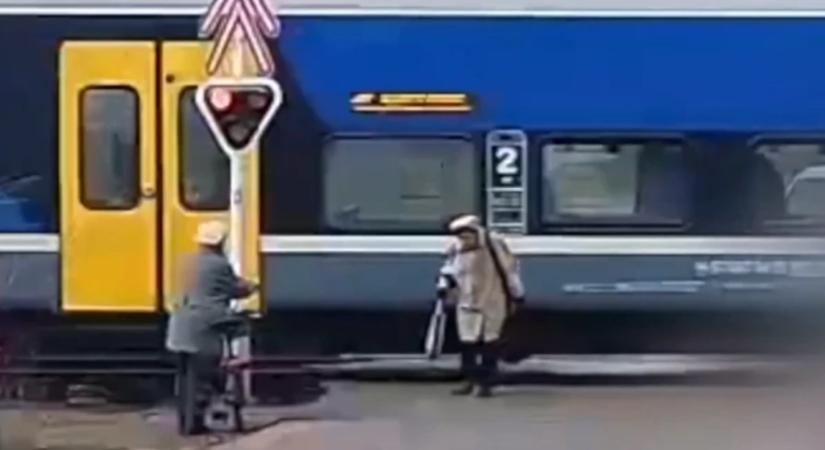 Centiken múlt, hogy nem gázolt el a vonat egy idős nőt a vasúti átjáróban – Videó