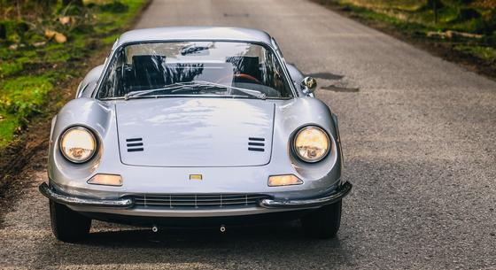 Enzo Ferrari a fiatalon elhunyt fiáról nevezte el ezt a gyönyörű apró sportkocsit