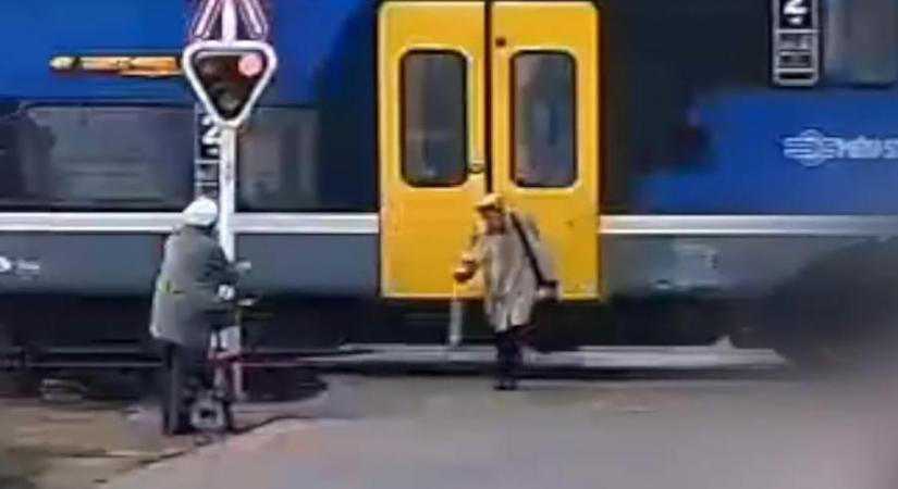 Vérfagyasztó videón, ahogy centikkel kerüli el a vonat Monoron az idős asszonyt