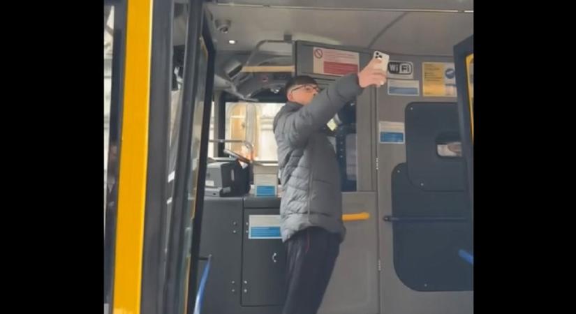Megviccelte a buszsofőr a szelfiző turistát - videó