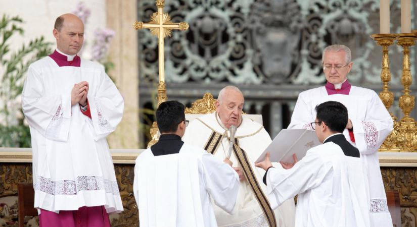 Bár a napokban gyengélkedett, végül Ferenc pápa celebrálta a húsvétvasárnapi misét a Szent Péter téren
