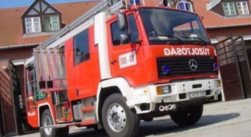 Tűzoltók, mentőhelikopter, teljes útlezárás: súlyos tömegkarambol történt Győrnél