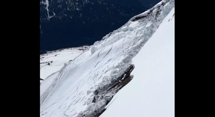 Épp a síelők mellett indult el a lavina - videó