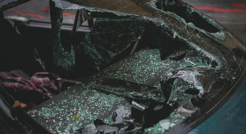 Tömegkarambol történt Győrszentivánnál: mentőhelikopter érkezett a hatalmas baleset helyszínére