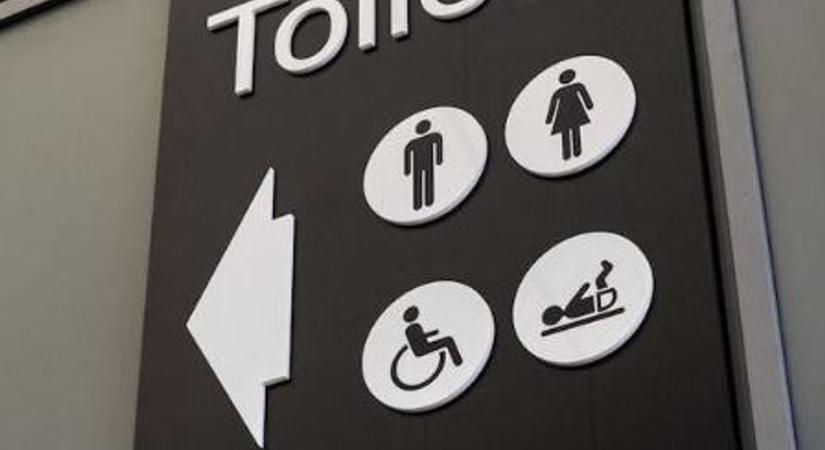 Az Egyesült Királyságban büntetnék azokat a nőket, akik nem akarnak transzneműekkel közös mosdót használni