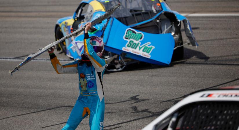 Ellenfeléhez vágta a leszakadt lökhárítót a kisodródott NASCAR-pilóta