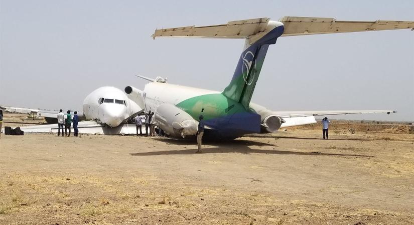 Egy másik gép roncsának ütközött és kettétört egy Boeing 727-es
