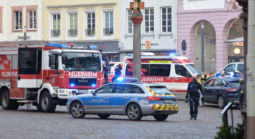 Tömegbe hajtott egy autós a németországi Trierben (videó)