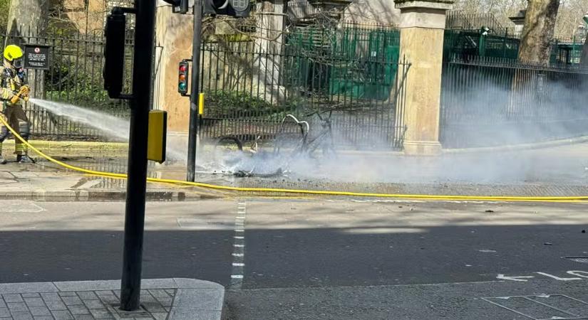 Tűz volt a Buckingham-palota előtt, kigyulladt egy riksa
