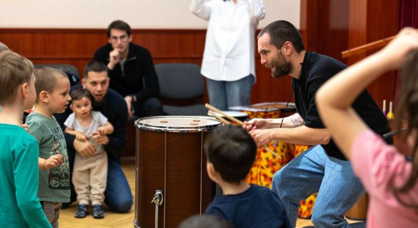 A hang és a ritmus mindenkié – A RitmusLabor hallássérült gyerekeknek tart dobfoglalkozást