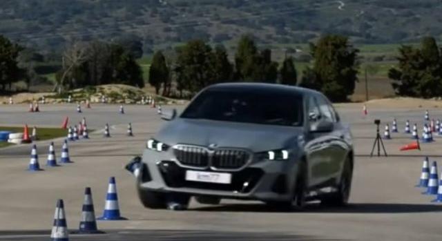 Így viselkedett a BMW i5 a jávorszarvasteszten!