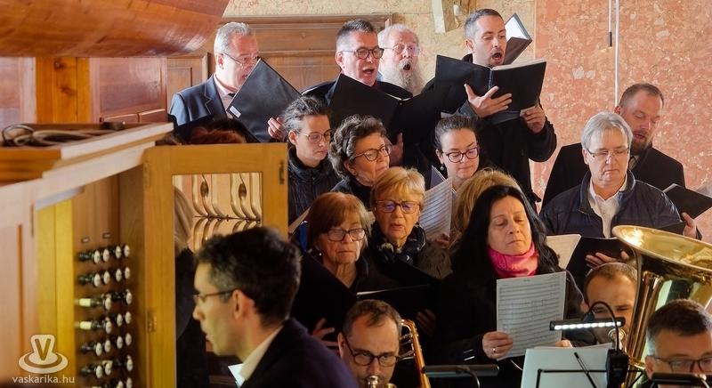 A püspöki ünnepi szentmise fényét emelte a VOX Savariae Ökumenikus Vegyeskar zenei szolgálata