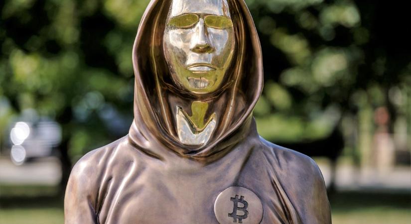 Elnöki kegyelemmel szabadult a budapesti Satoshi szobor ötletgazdája