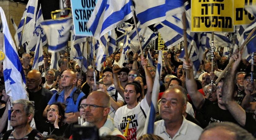 Hiába a sikeres sérvműtét, tízezrek követelték Netanjahu lemondását