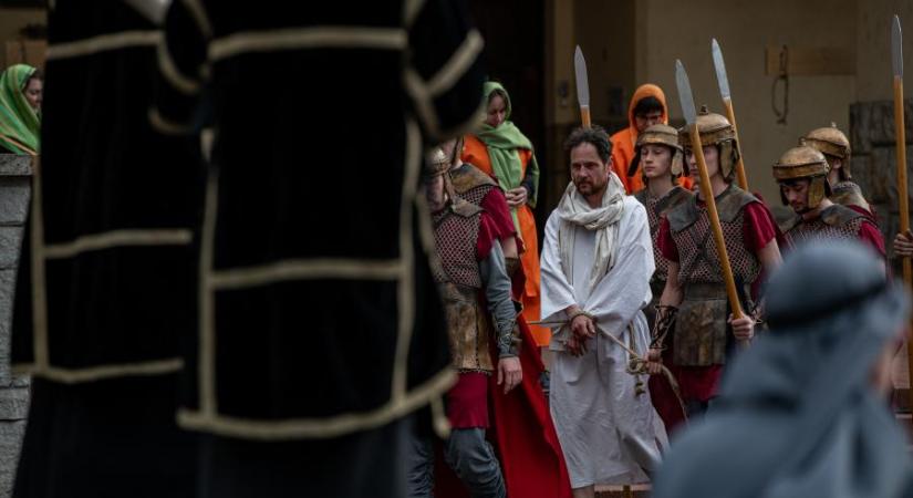 Negyedik éve az ország legnagyobb húsvéti programja a csongrádi passió: az amatőr színjátszók közül nem mindenki vallásos, de őket is megérinti a bibliai történet