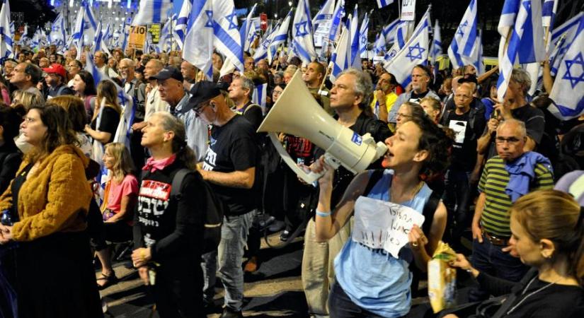 Izraelben több tízezer ember tüntetett Benjamin Netanjahu lemondásáért és előre hozott választásért