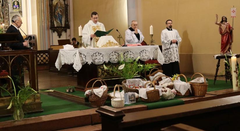 Húsvétvasárnapi ételszentelésre várták a híveket a kalocsai Szent István templomba – galériával